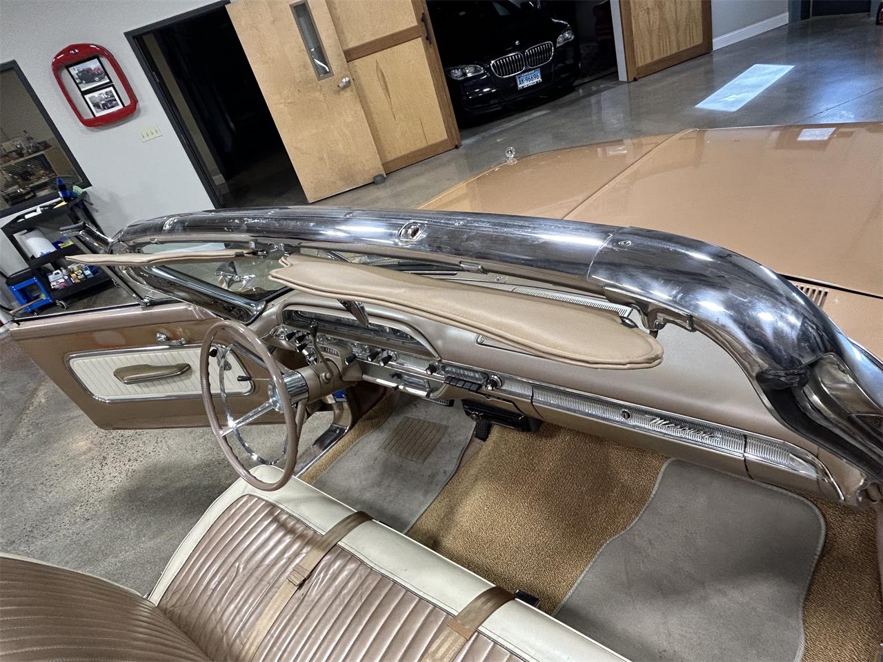 Mercury-Monterey-1961-Gold-metallic-White-and-Gold-47