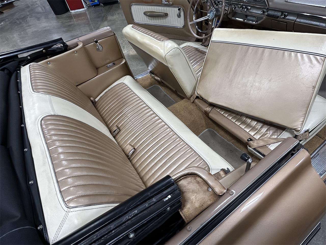 Mercury-Monterey-1961-Gold-metallic-White-and-Gold-49