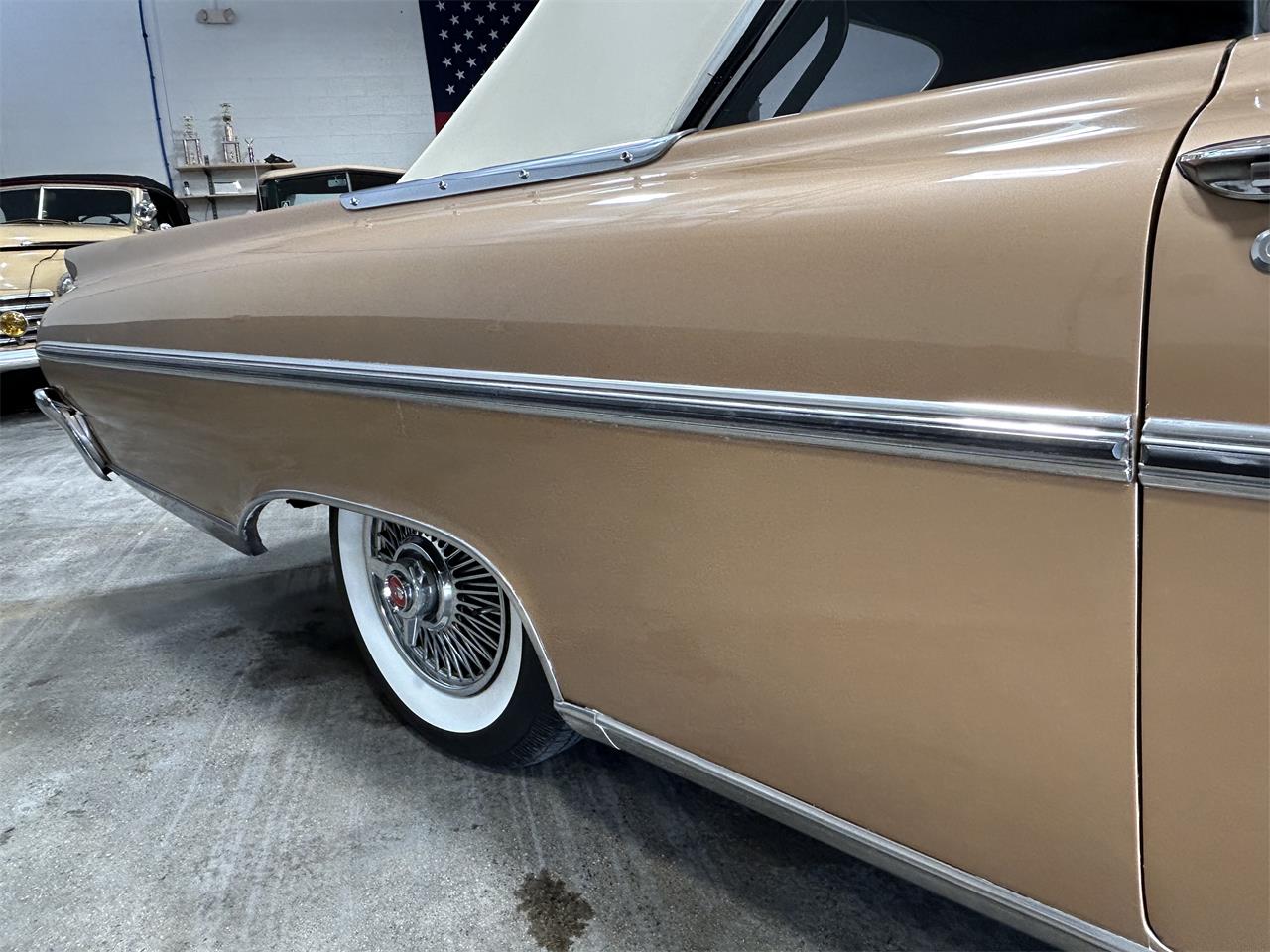 Mercury-Monterey-1961-Gold-metallic-White-and-Gold-5