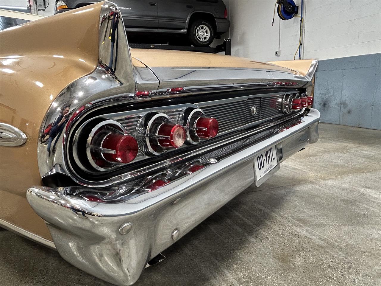 Mercury-Monterey-1961-Gold-metallic-White-and-Gold-66
