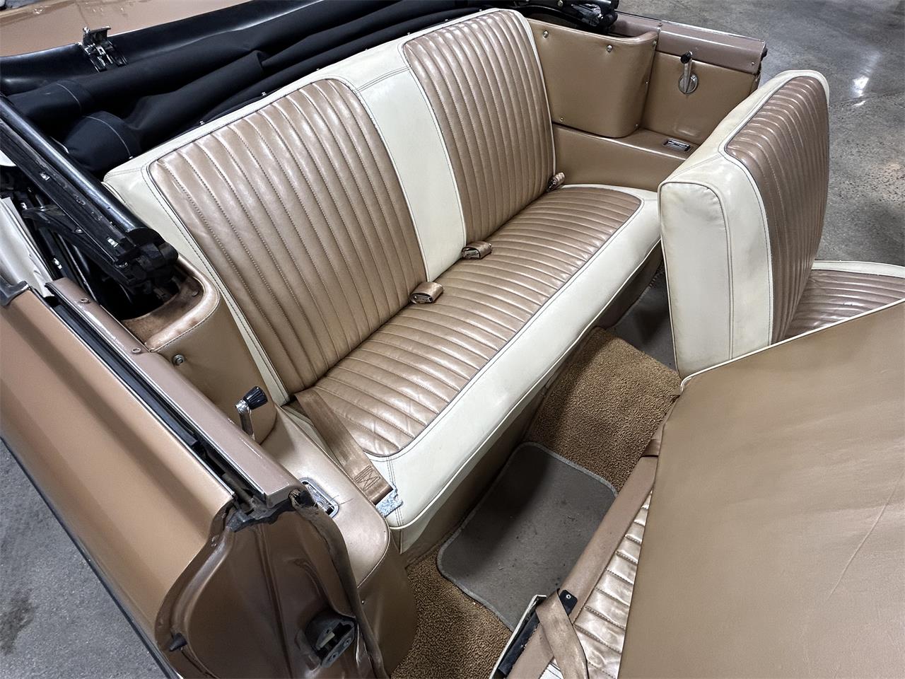 Mercury-Monterey-1961-Gold-metallic-White-and-Gold-69