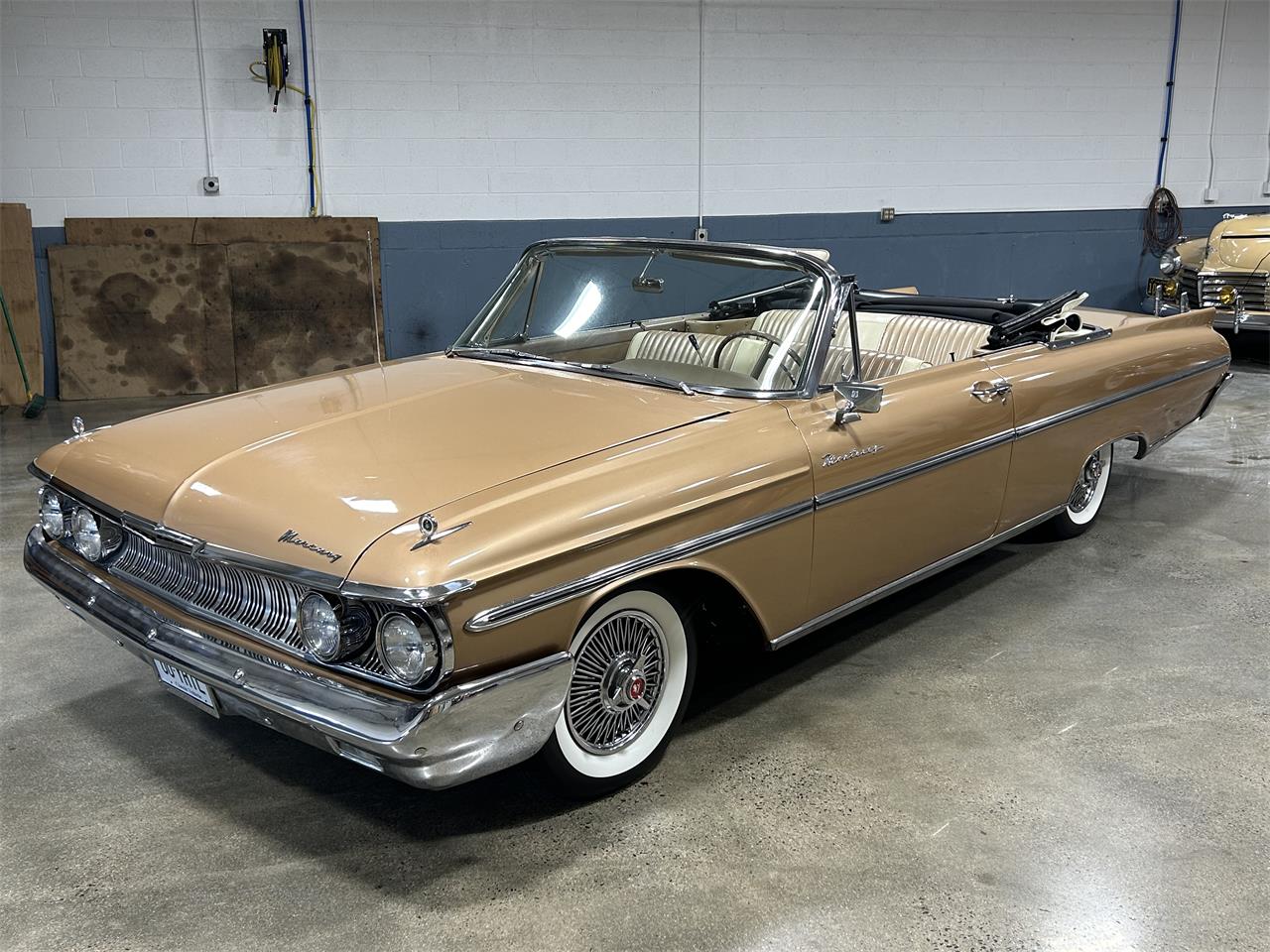 Mercury-Monterey-1961-Gold-metallic-White-and-Gold