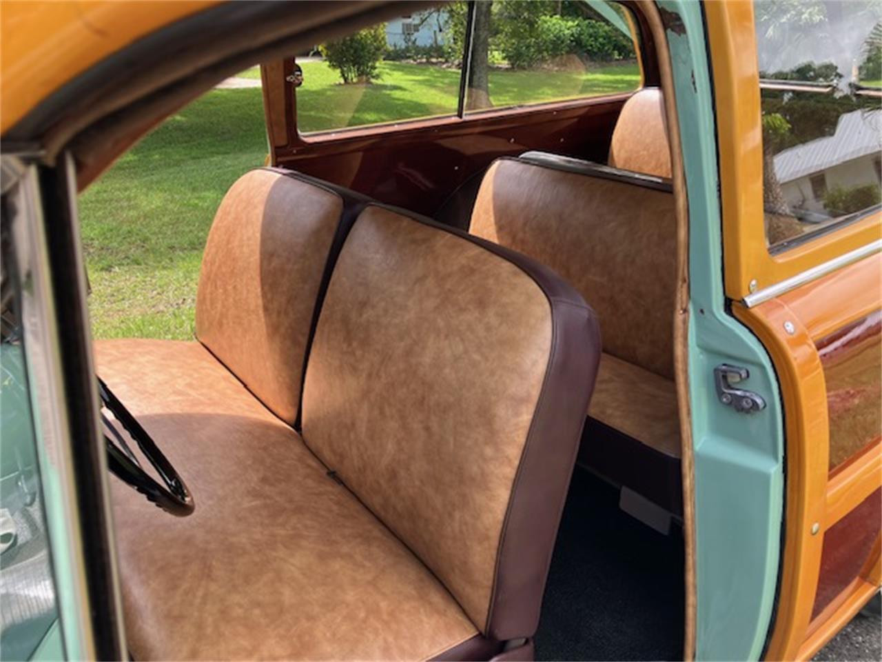 Mercury-Woody-wagon-1951-Light-green-Light-and-dark-brown-19