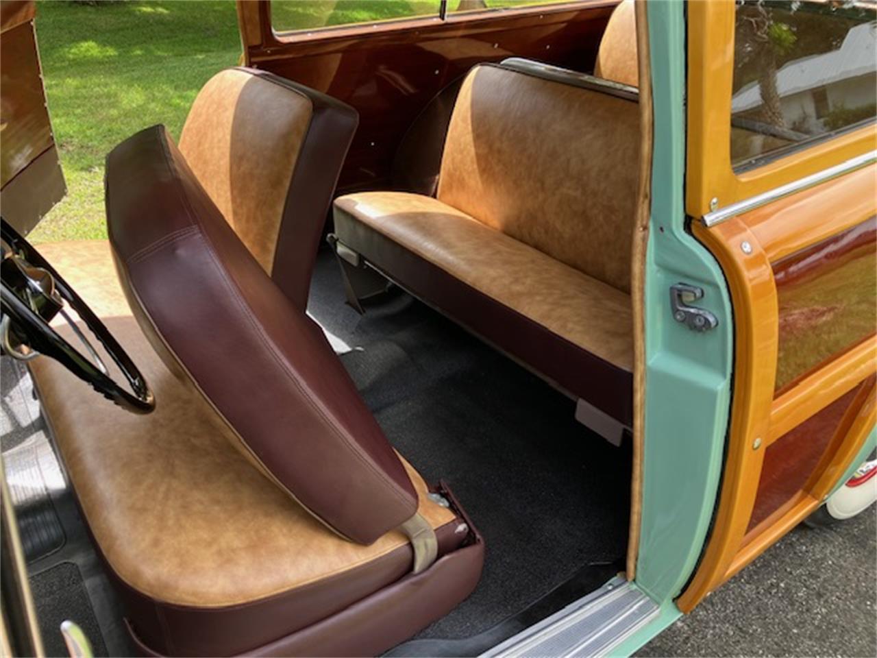 Mercury-Woody-wagon-1951-Light-green-Light-and-dark-brown-29