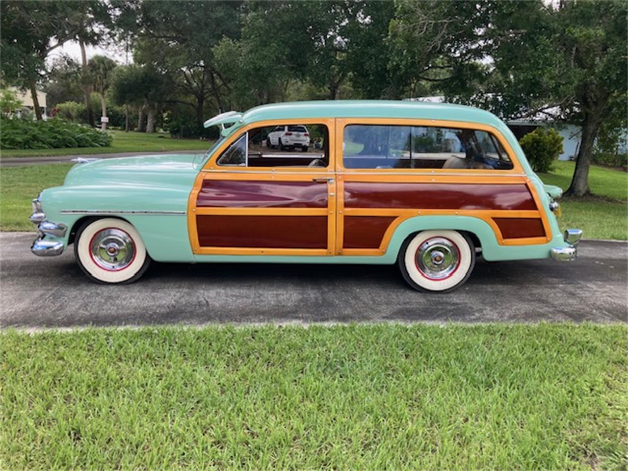 Mercury-Woody-wagon-1951-Light-green-Light-and-dark-brown