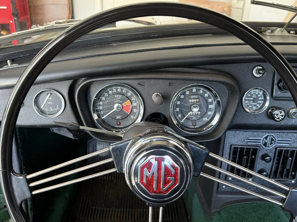 Mg-B-1965-Dark-British-Racing-Green-Black-9