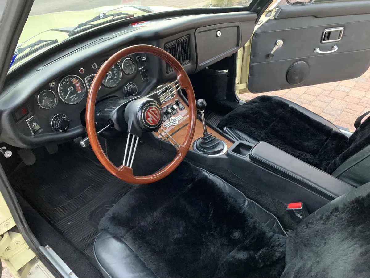 Mg-Cgt-1969-Pale-Primrose-Black-5