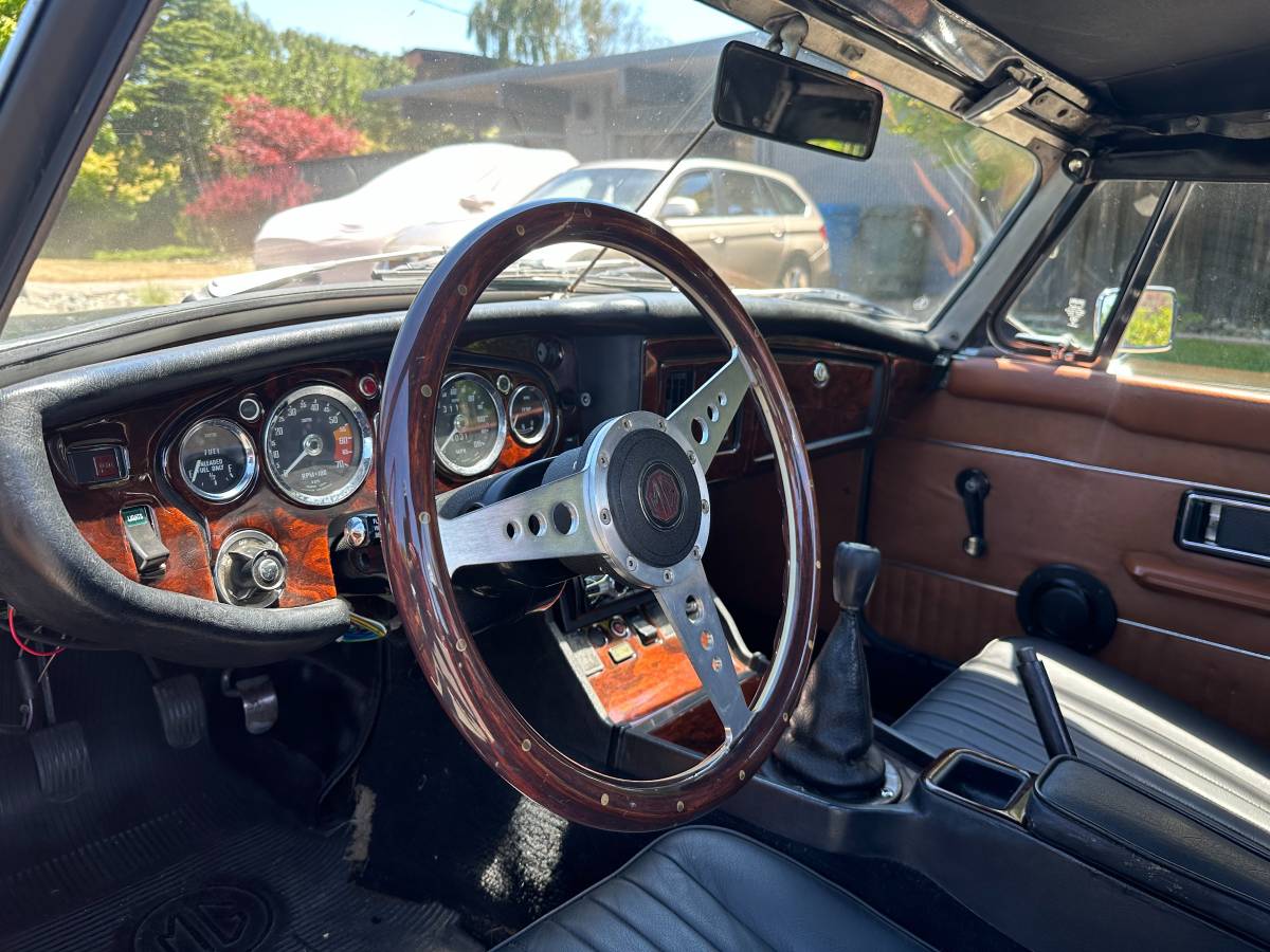 Mgb-convertible-1976-green-3
