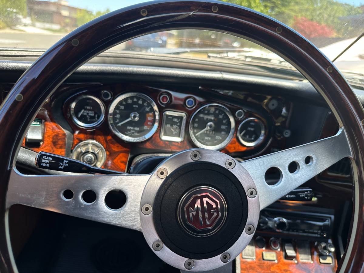 Mgb-convertible-1976-green-4