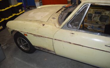 Mgb-gt-1969-yellow-1