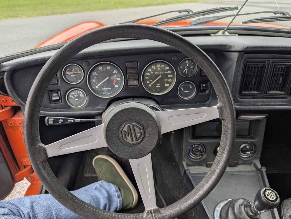 Mgb-roadster-1978-orange-11