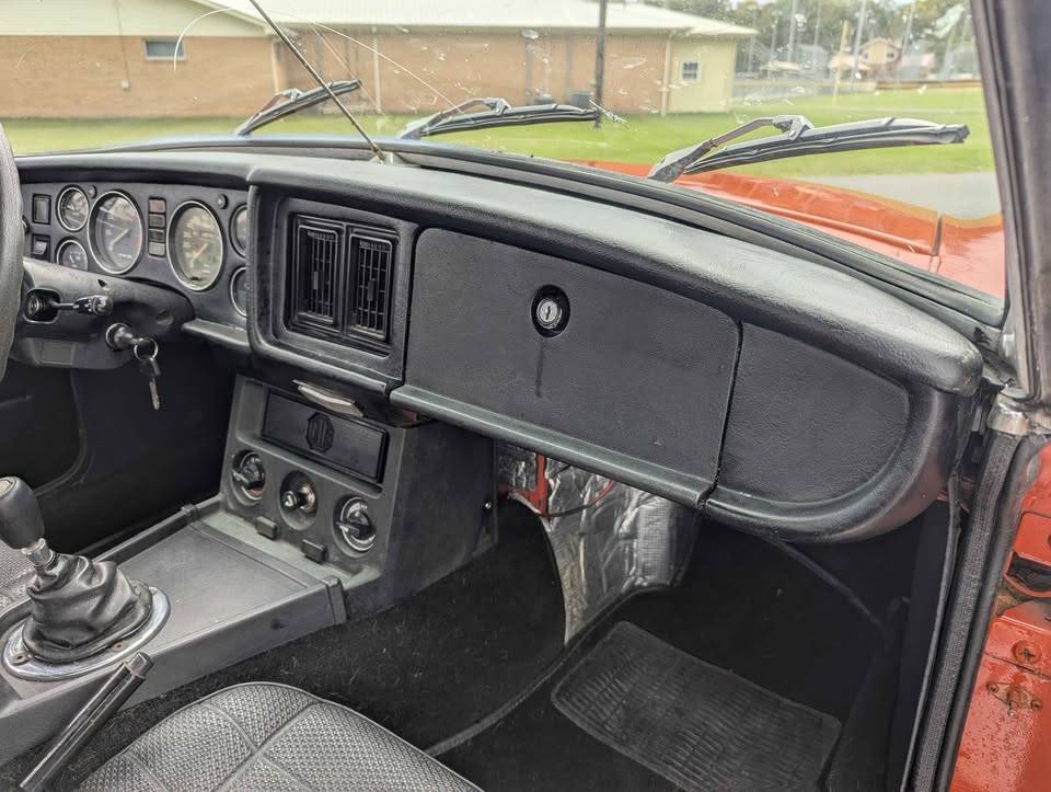Mgb-roadster-1978-orange-12