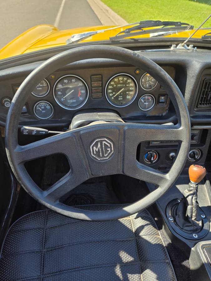 Mgb-roadster-1978-yellow-5