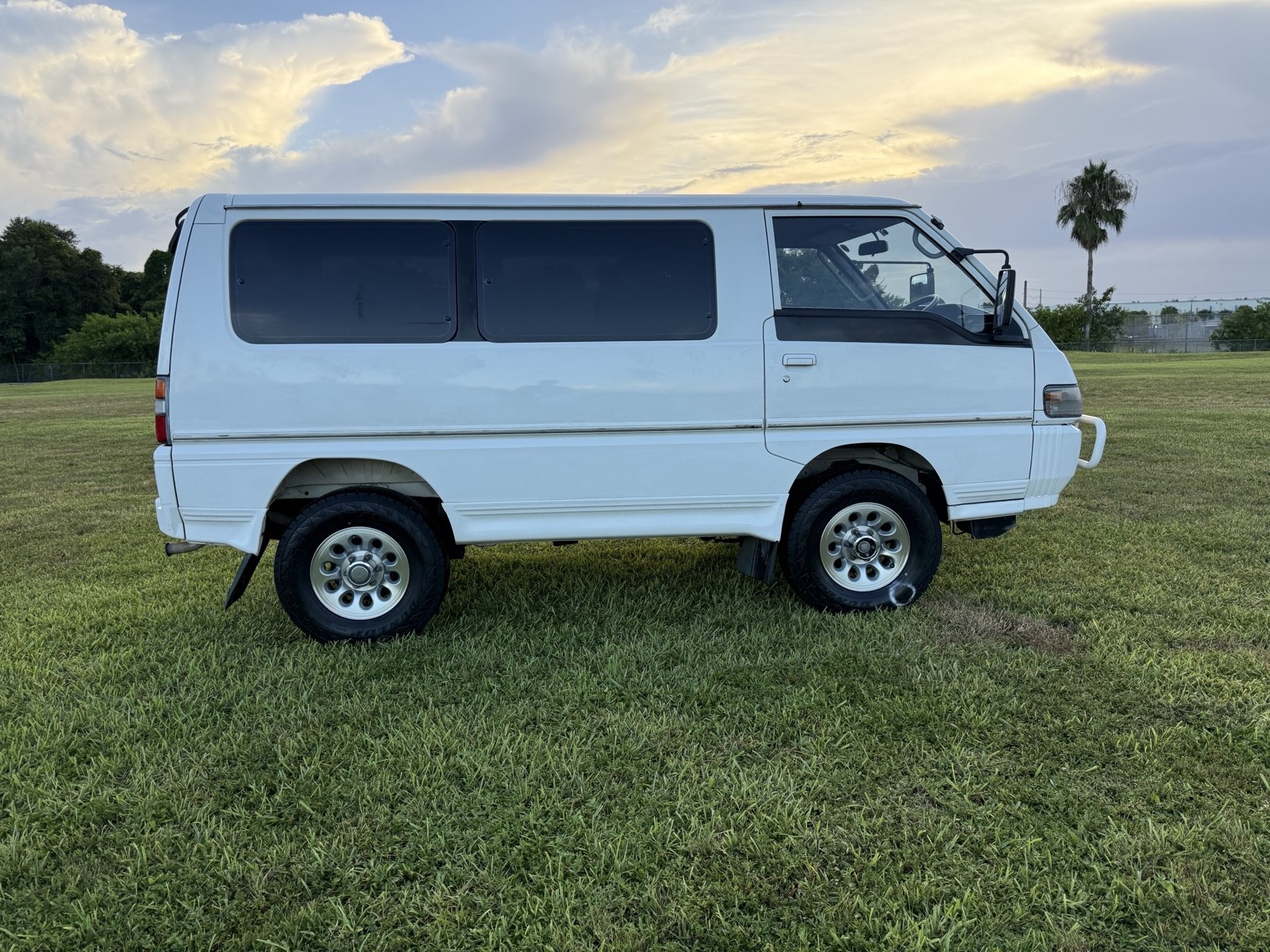 Mitsubishi-Delica-4WD.-Diesel-Turbo.-Automatic.-1990-Minivan-1