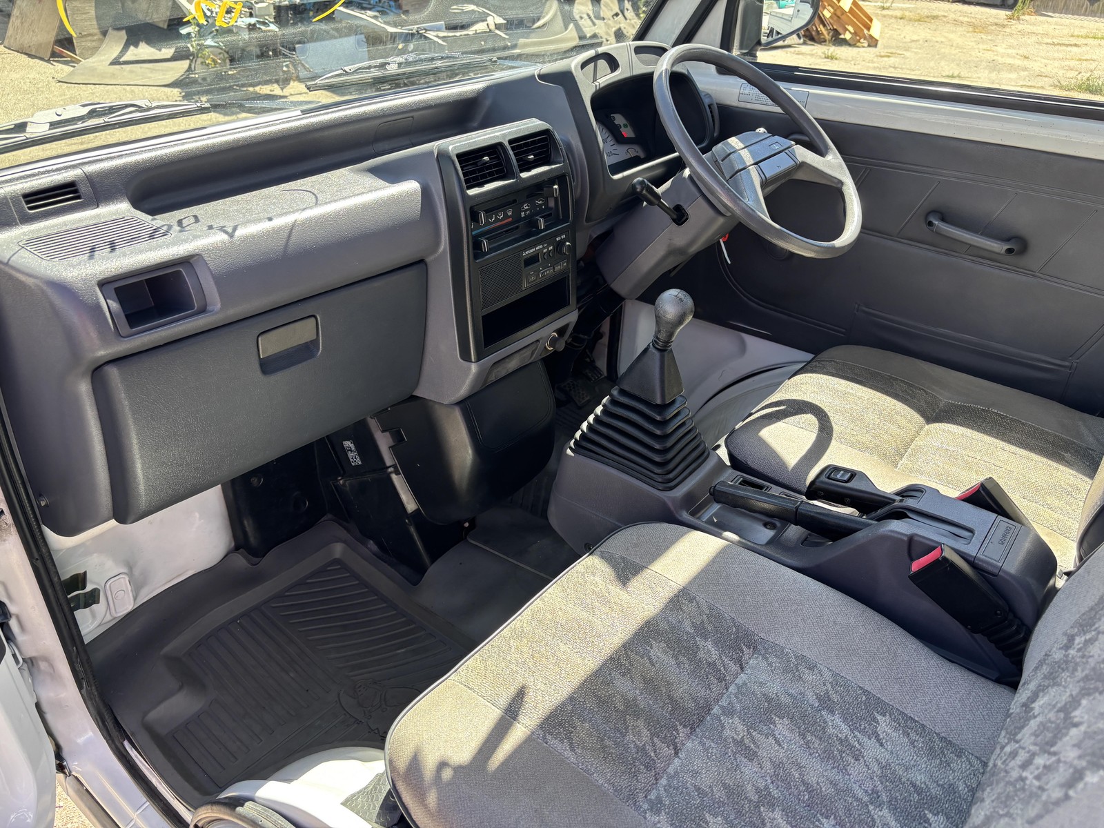 Mitsubishi-Minicab-1996-Truck-27