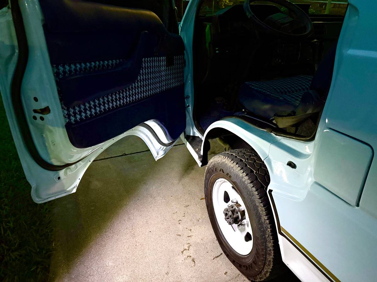 Mitsubishi-delica-1992-103