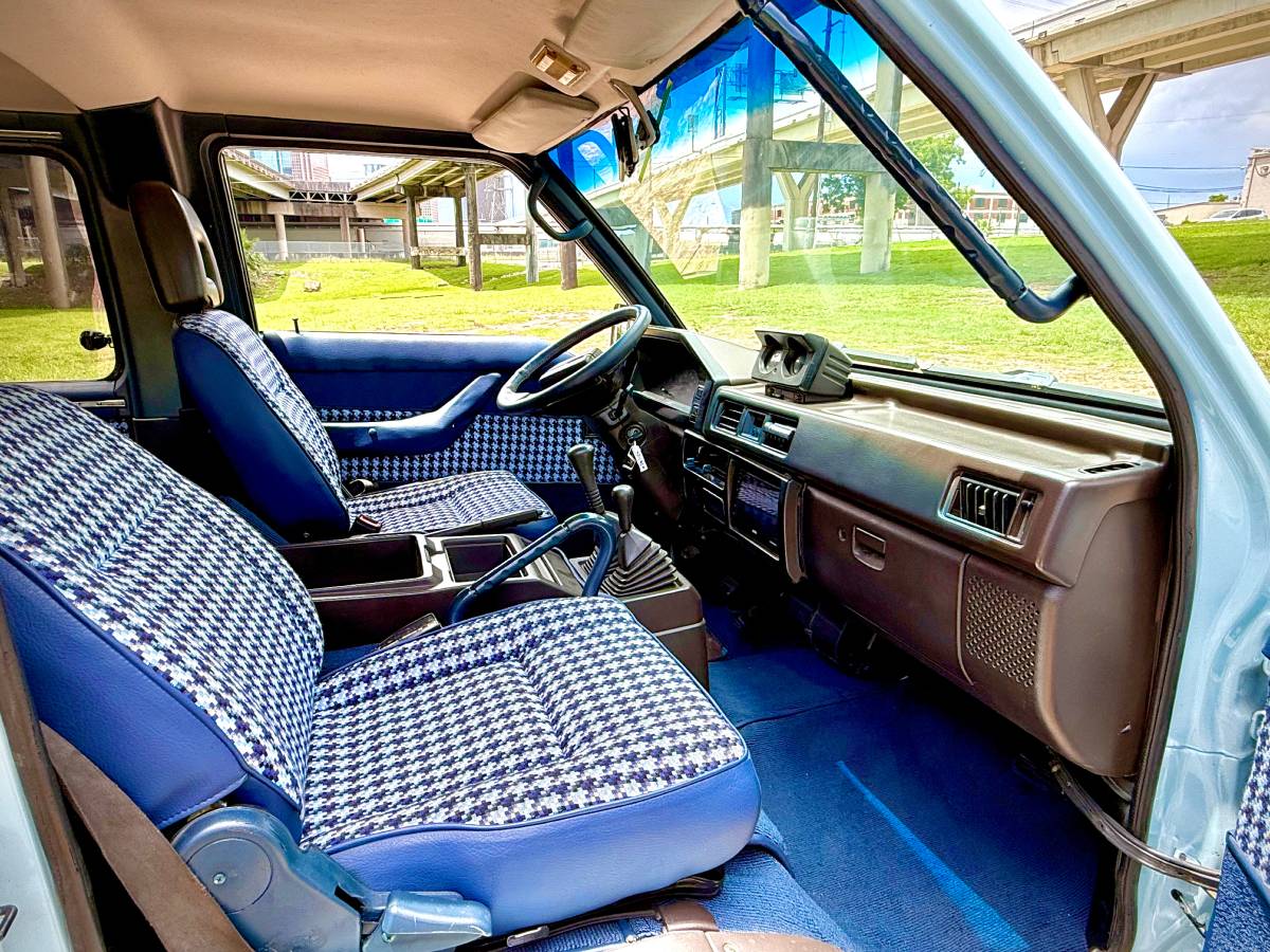Mitsubishi-delica-1992-113