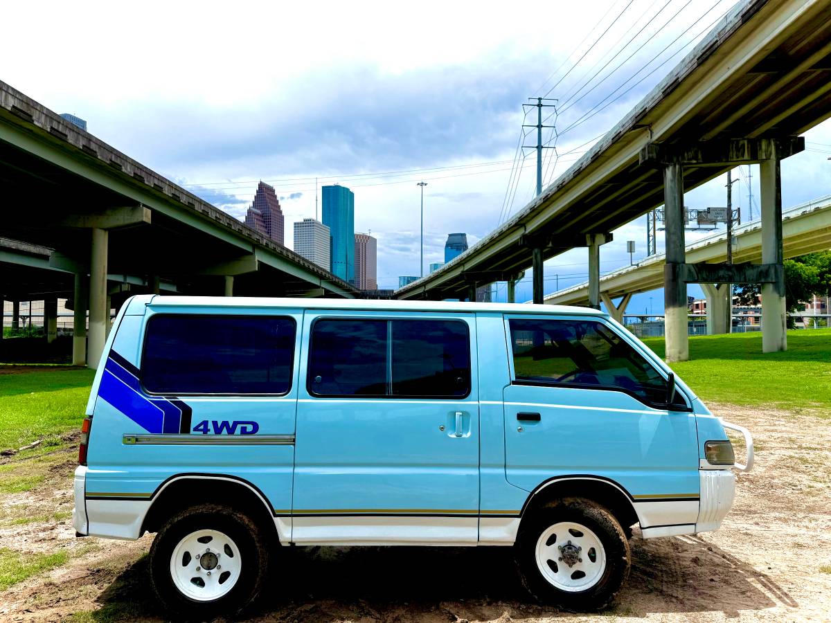 Mitsubishi-delica-1992-26