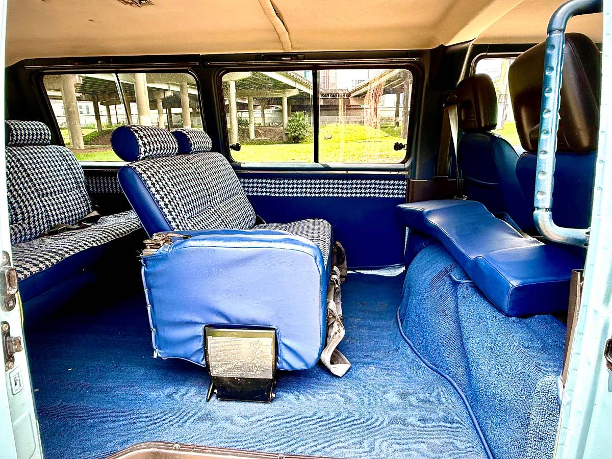 Mitsubishi-delica-1992-28