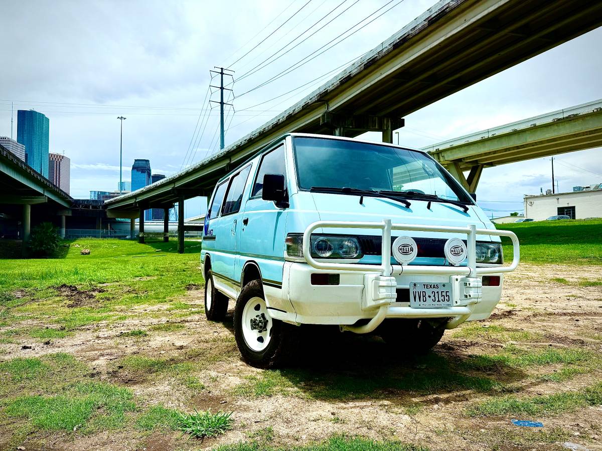 Mitsubishi-delica-1992-32