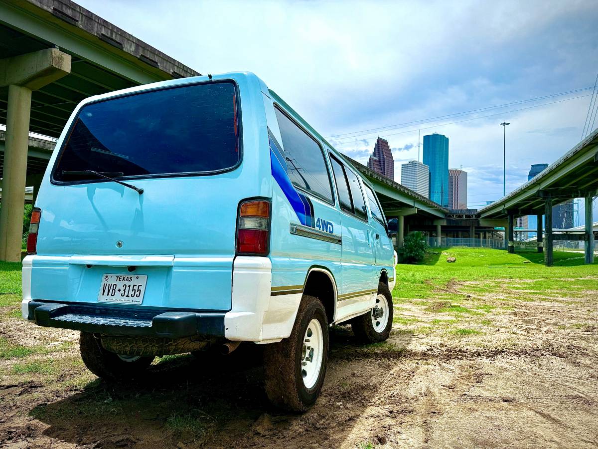 Mitsubishi-delica-1992-35
