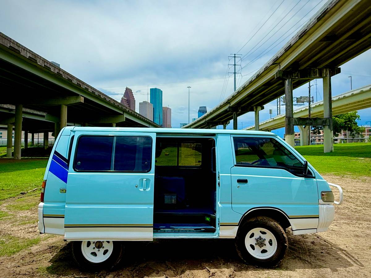 Mitsubishi-delica-1992-38