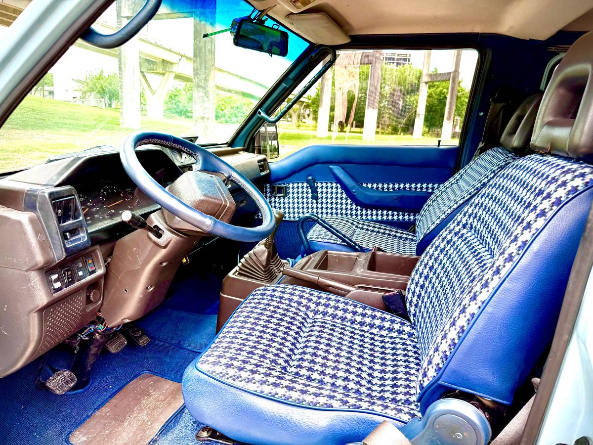 Mitsubishi-delica-1992-44