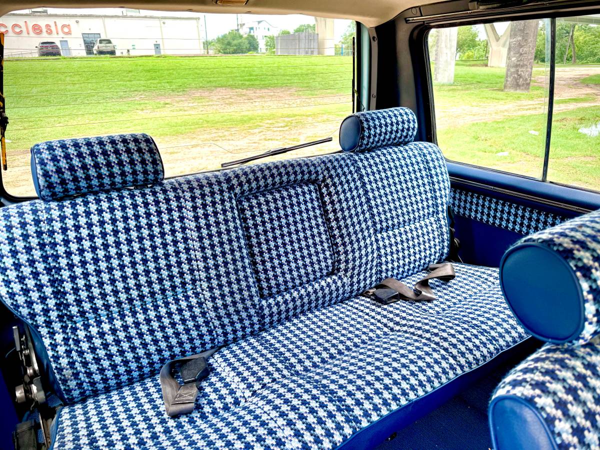 Mitsubishi-delica-1992-68
