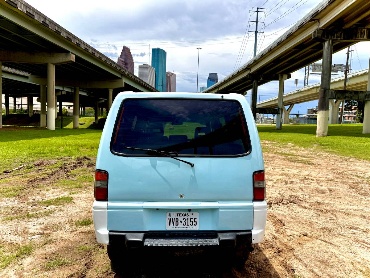 Mitsubishi-delica-1992-85