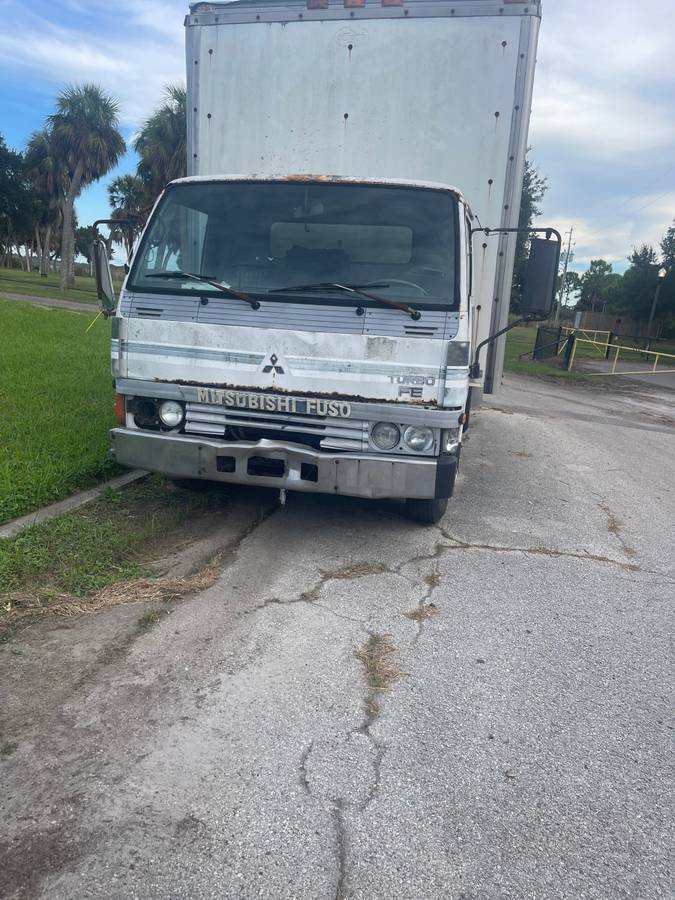 Mitsubishi-fuso-box-truck-diesel-1988-white-1
