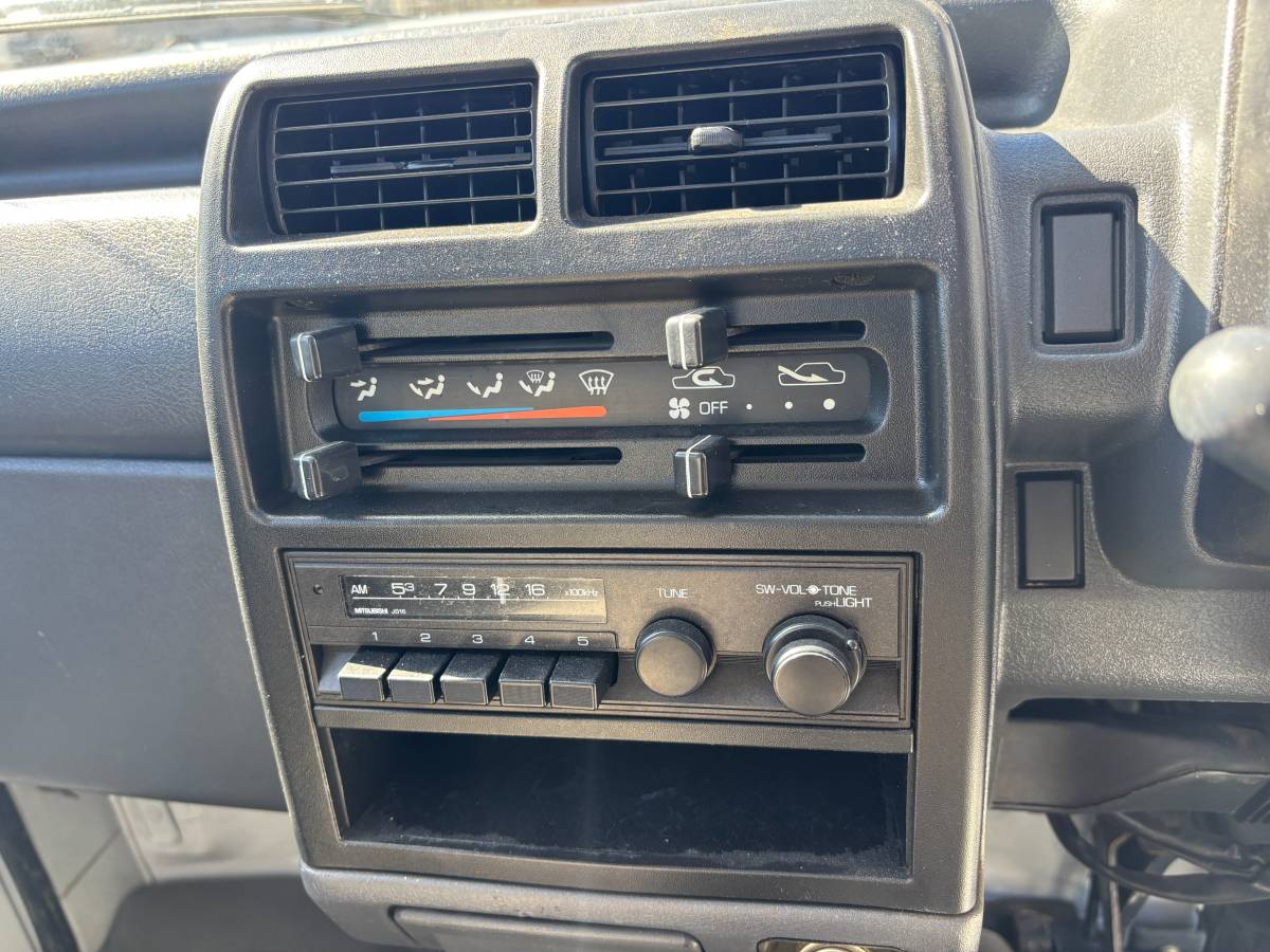 Mitsubishi-minicab-1991-white-1