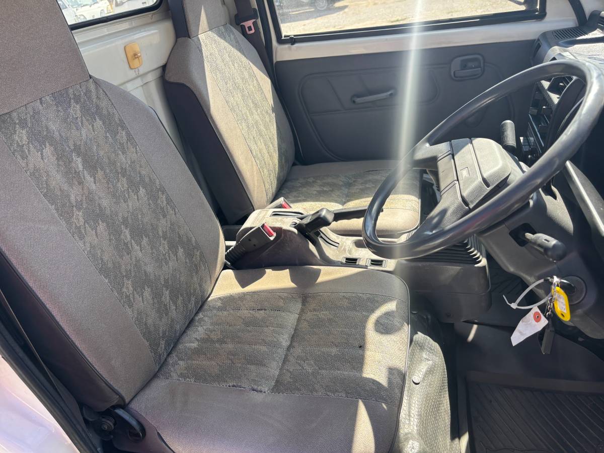 Mitsubishi-minicab-1991-white-12