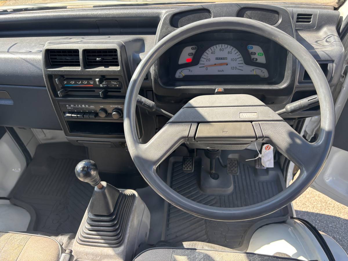 Mitsubishi-minicab-1991-white-13