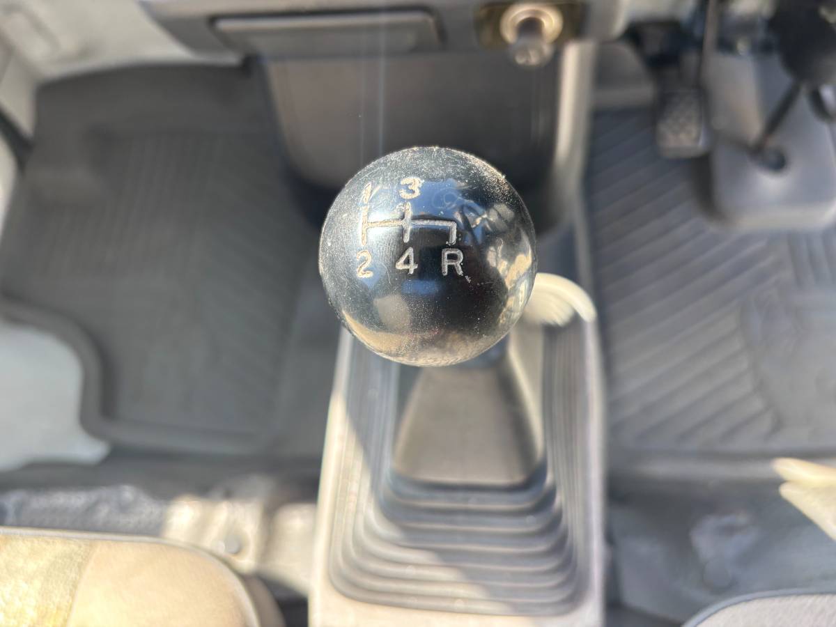 Mitsubishi-minicab-1991-white-16