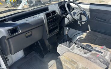 Mitsubishi-minicab-1991-white-2