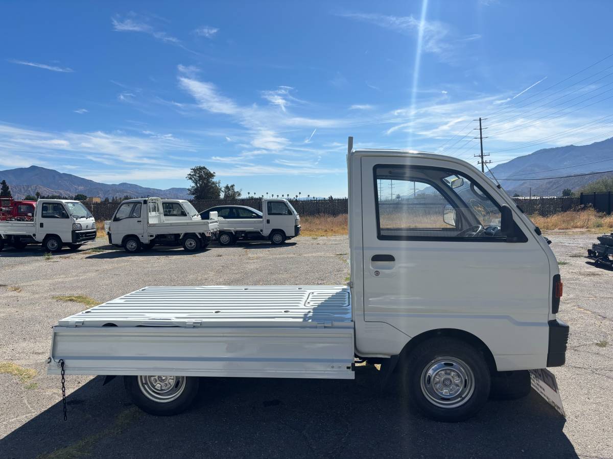 Mitsubishi-minicab-1991-white-31
