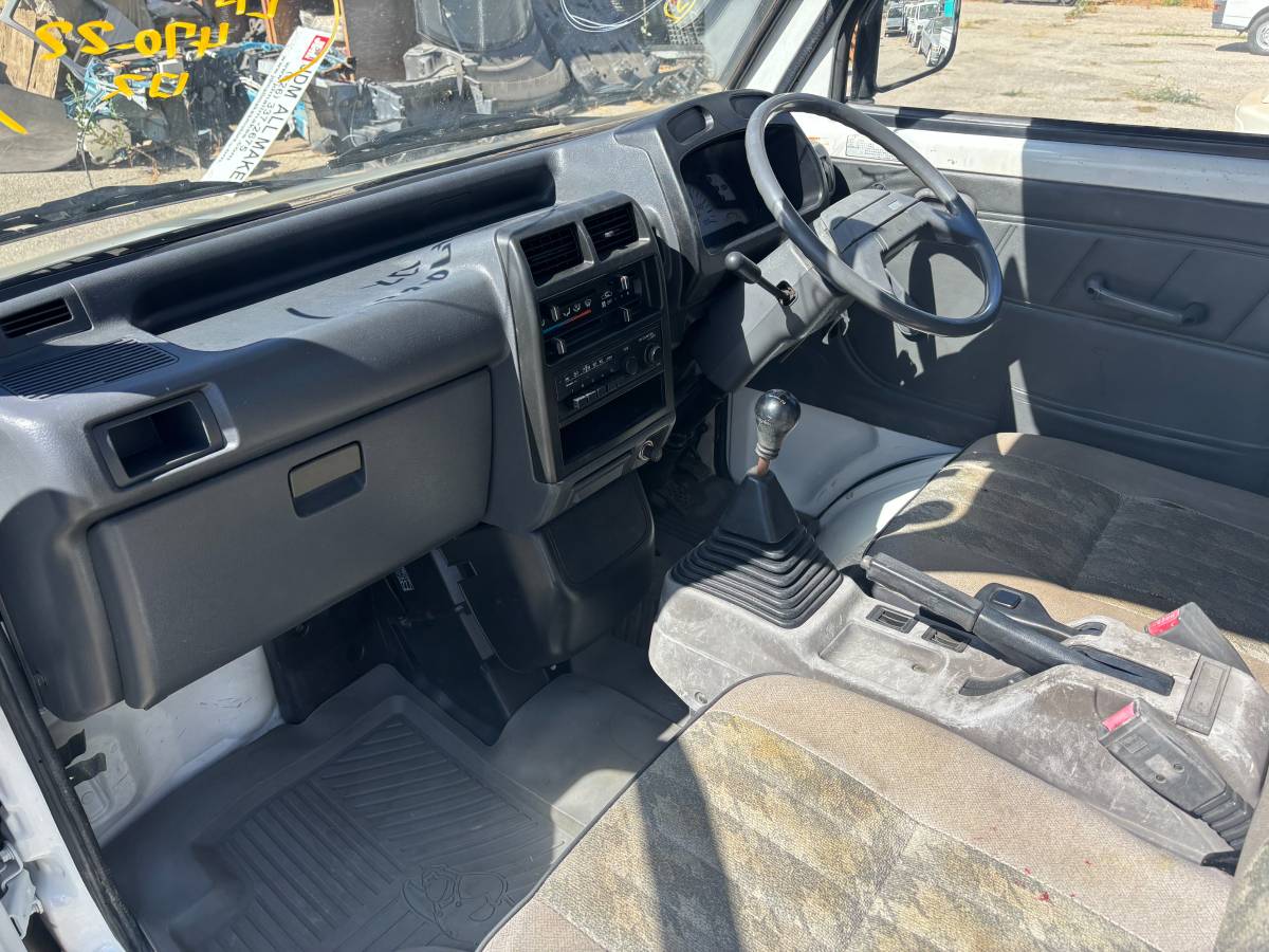 Mitsubishi-minicab-1991-white-38