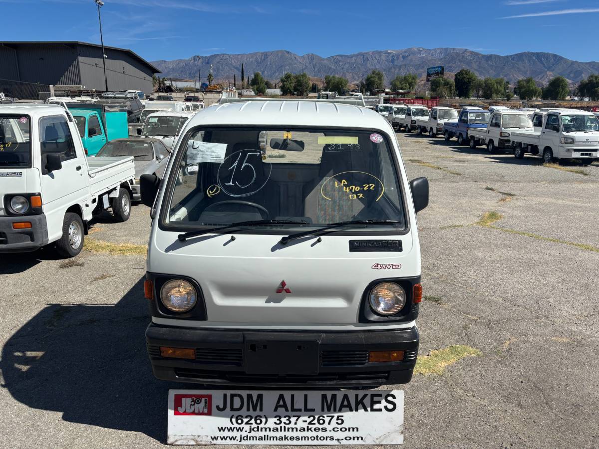 Mitsubishi-minicab-1991-white-4