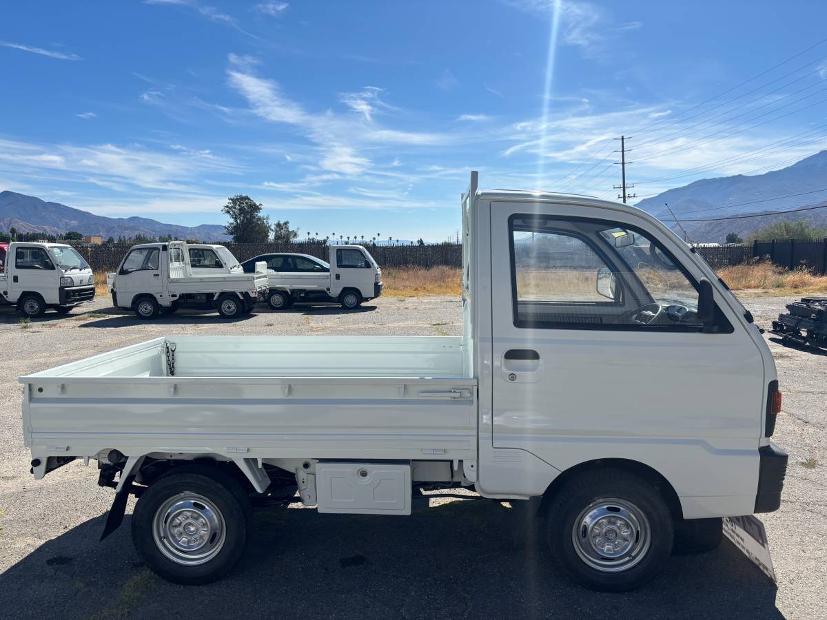 Mitsubishi-minicab-1991-white-7