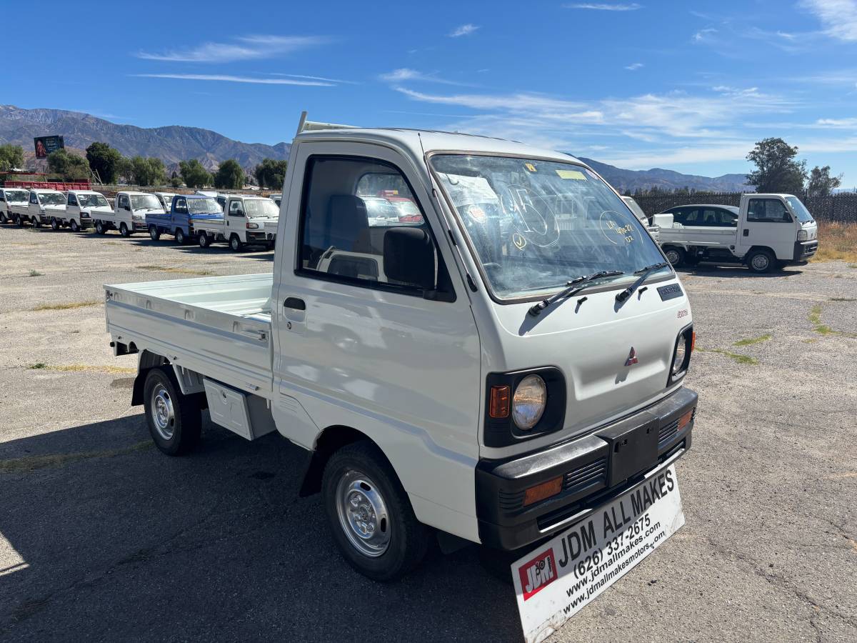 Mitsubishi-minicab-1991-white