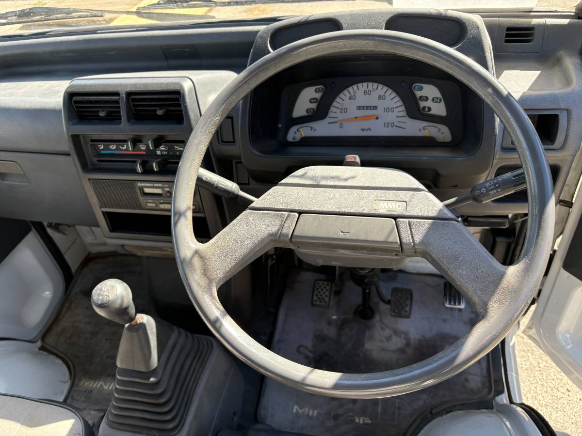 Mitsubishi-minicab-1993-white-17