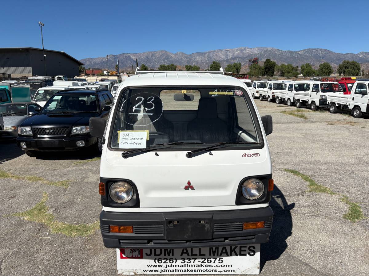 Mitsubishi-minicab-1993-white-2