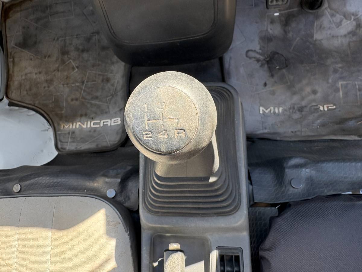 Mitsubishi-minicab-1993-white-25