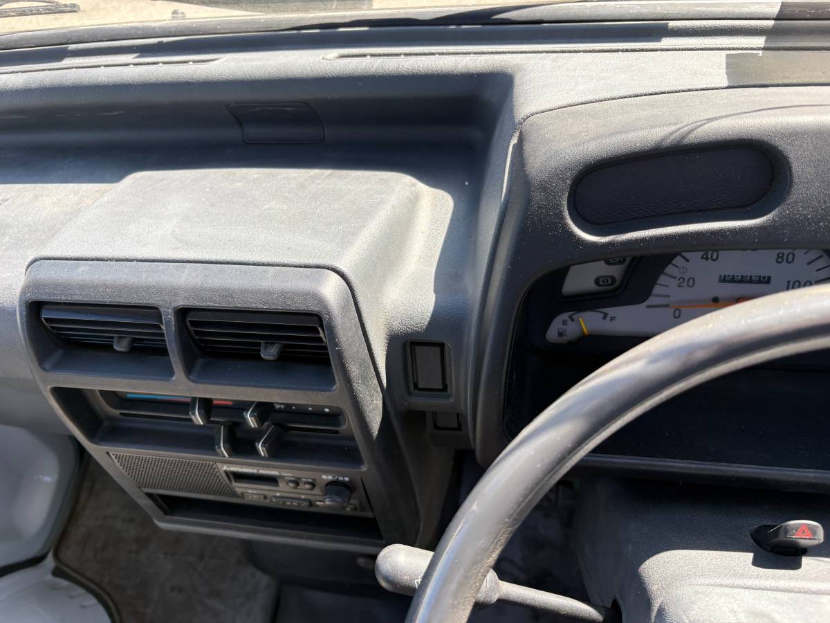 Mitsubishi-minicab-1993-white-27