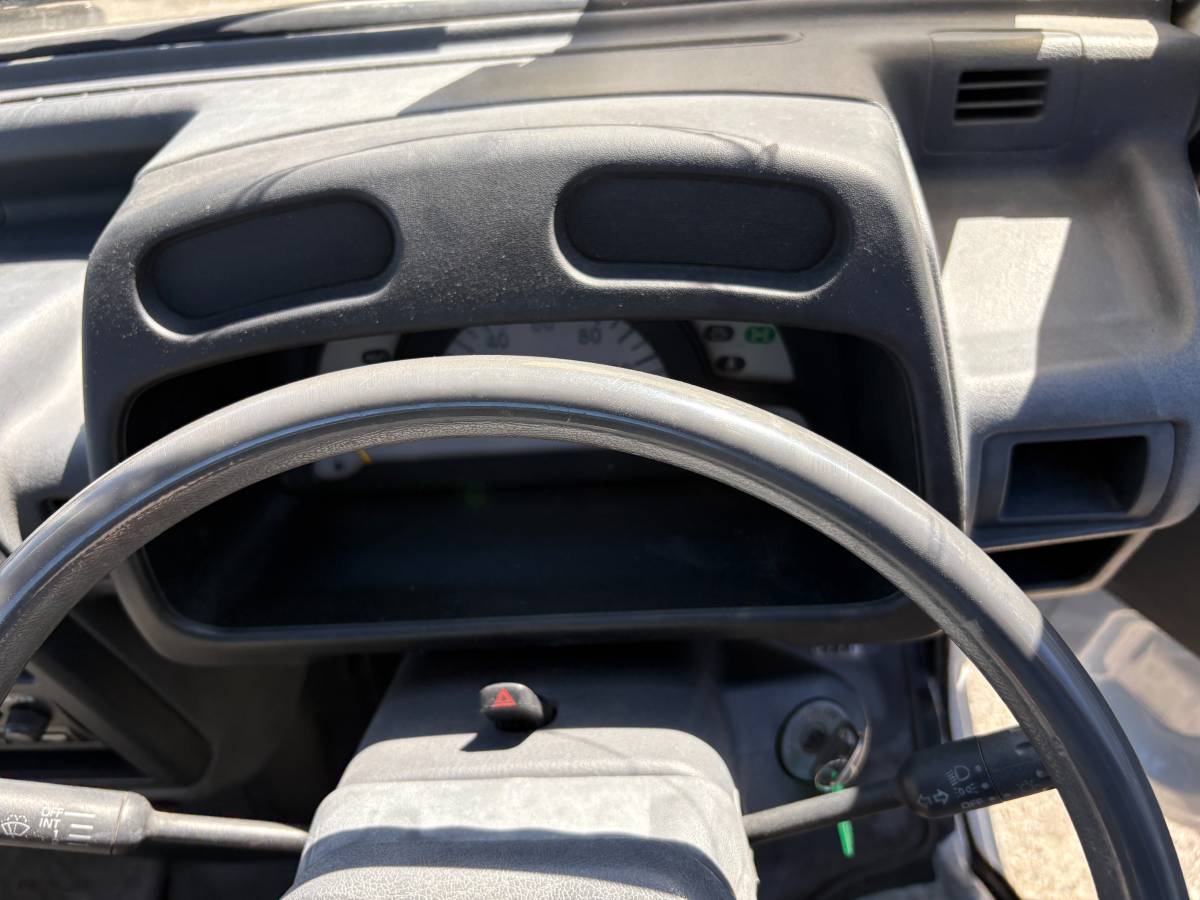 Mitsubishi-minicab-1993-white-28