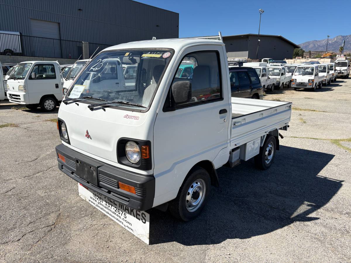 Mitsubishi-minicab-1993-white-3