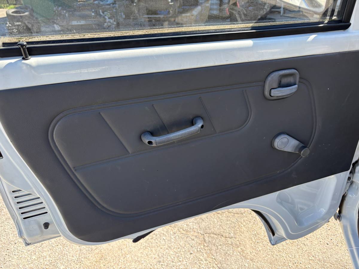 Mitsubishi-minicab-1993-white-33