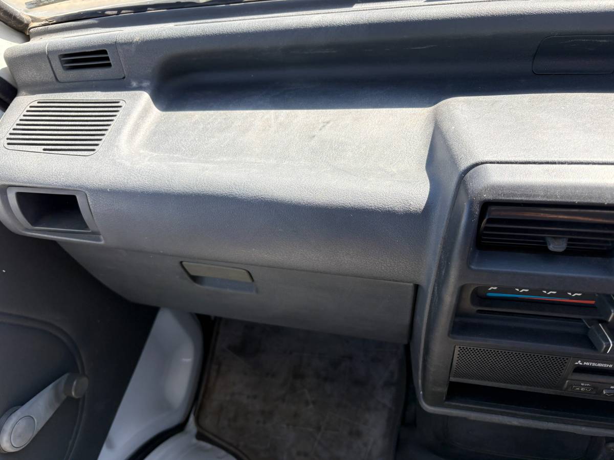 Mitsubishi-minicab-1993-white-35