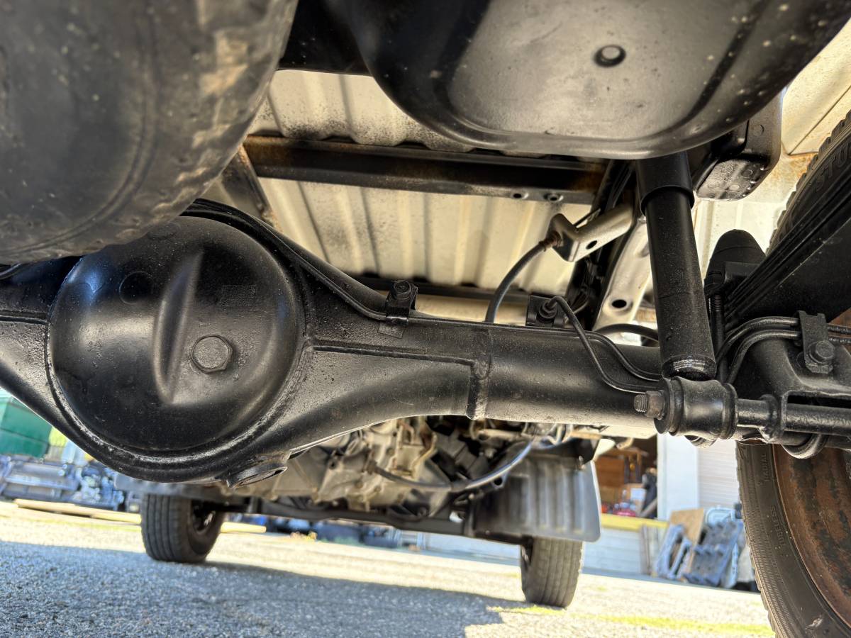 Mitsubishi-minicab-1993-white-43