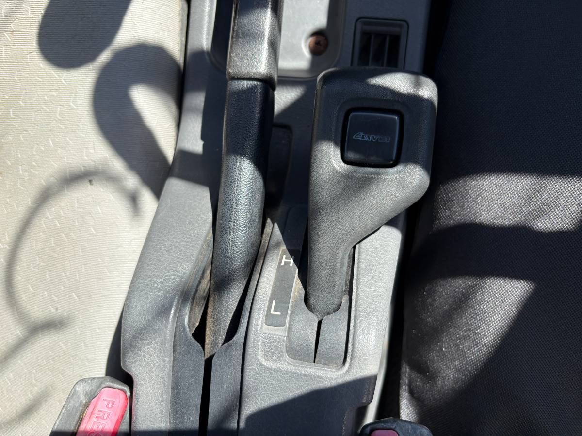 Mitsubishi-minicab-1993-white-5